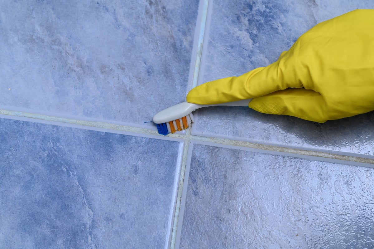 Precise scrubbing of dirty joints between tiles on the floor